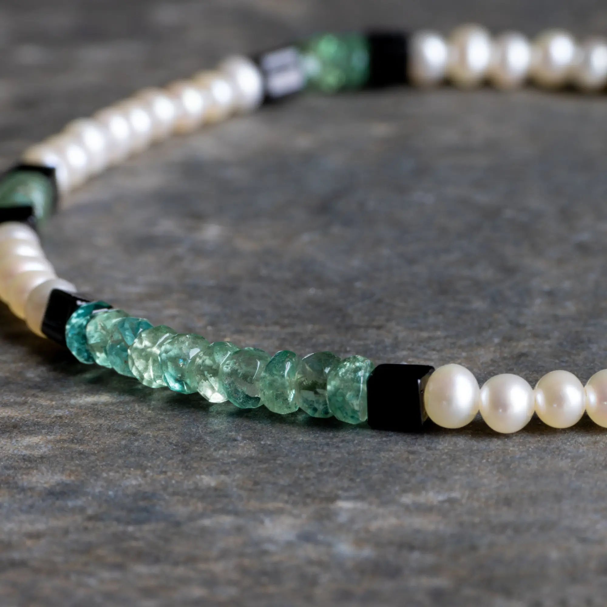 White Pearl - Emerald Bracelet II (2.5-3mm)